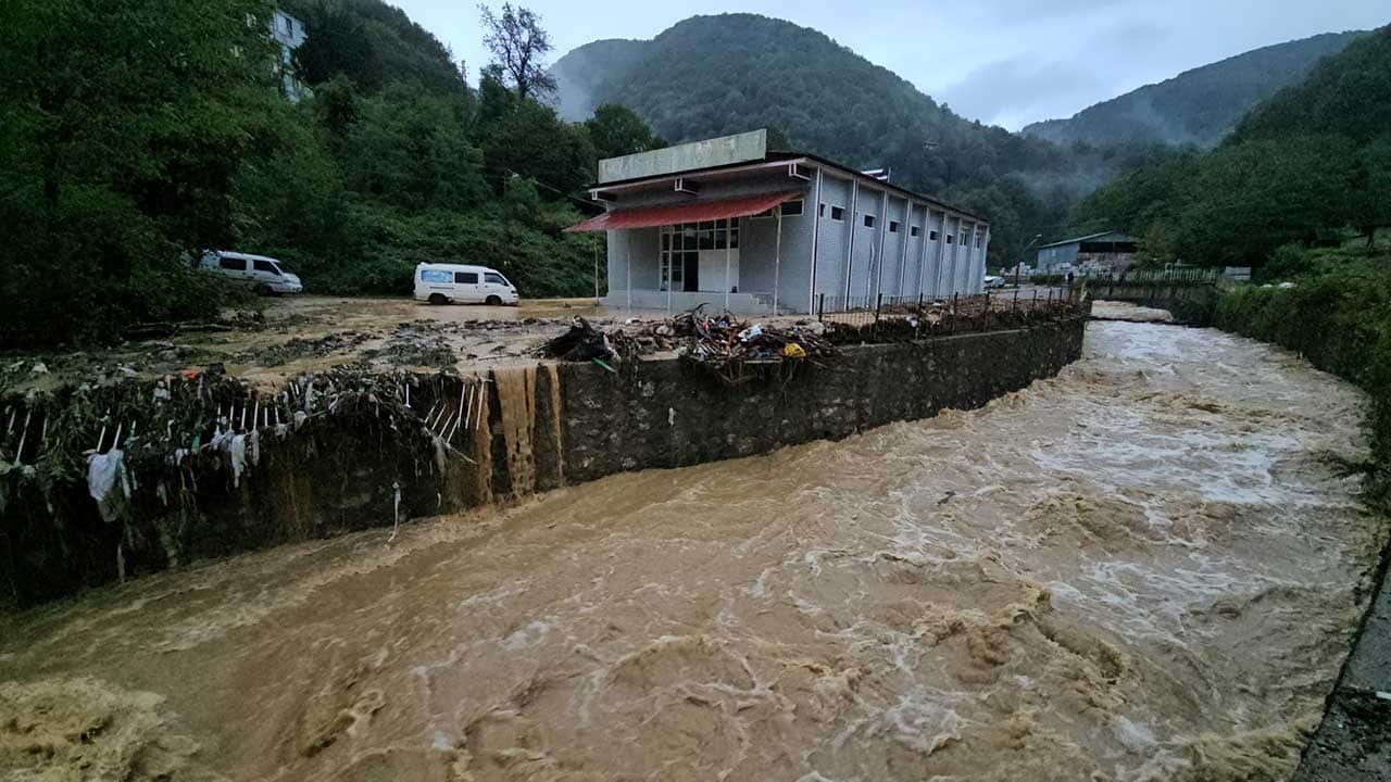 Foto - Zonguldak'ta etkili olan sağanak su baskınlarına neden oldu! Dere taştı, sanayi sitesi çamur ve molozla kaplandı!