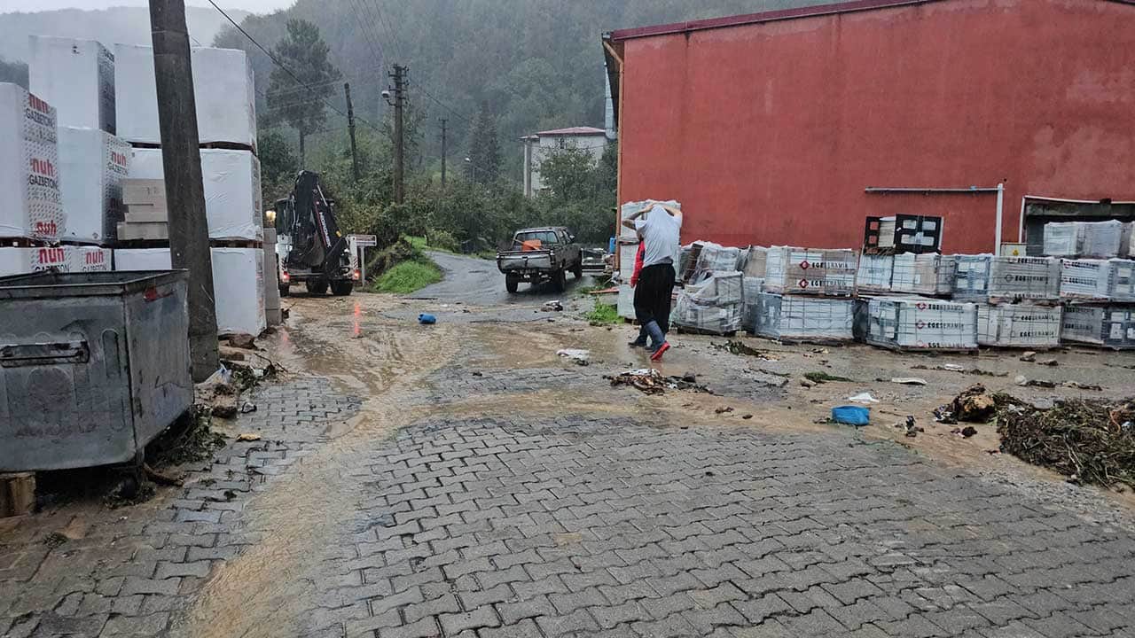 Foto - Zonguldak'ta etkili olan sağanak su baskınlarına neden oldu! Dere taştı, sanayi sitesi çamur ve molozla kaplandı!