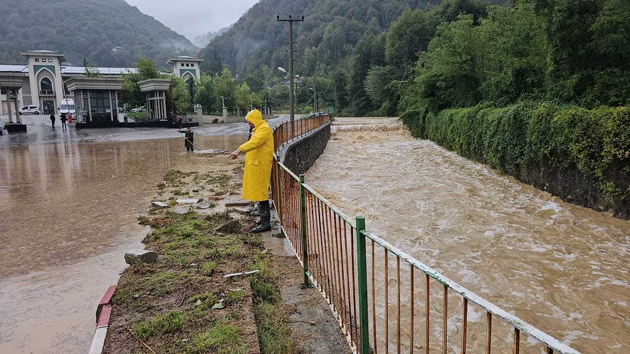 Foto - Zonguldak'ta etkili olan sağanak su baskınlarına neden oldu! Dere taştı, sanayi sitesi çamur ve molozla kaplandı!