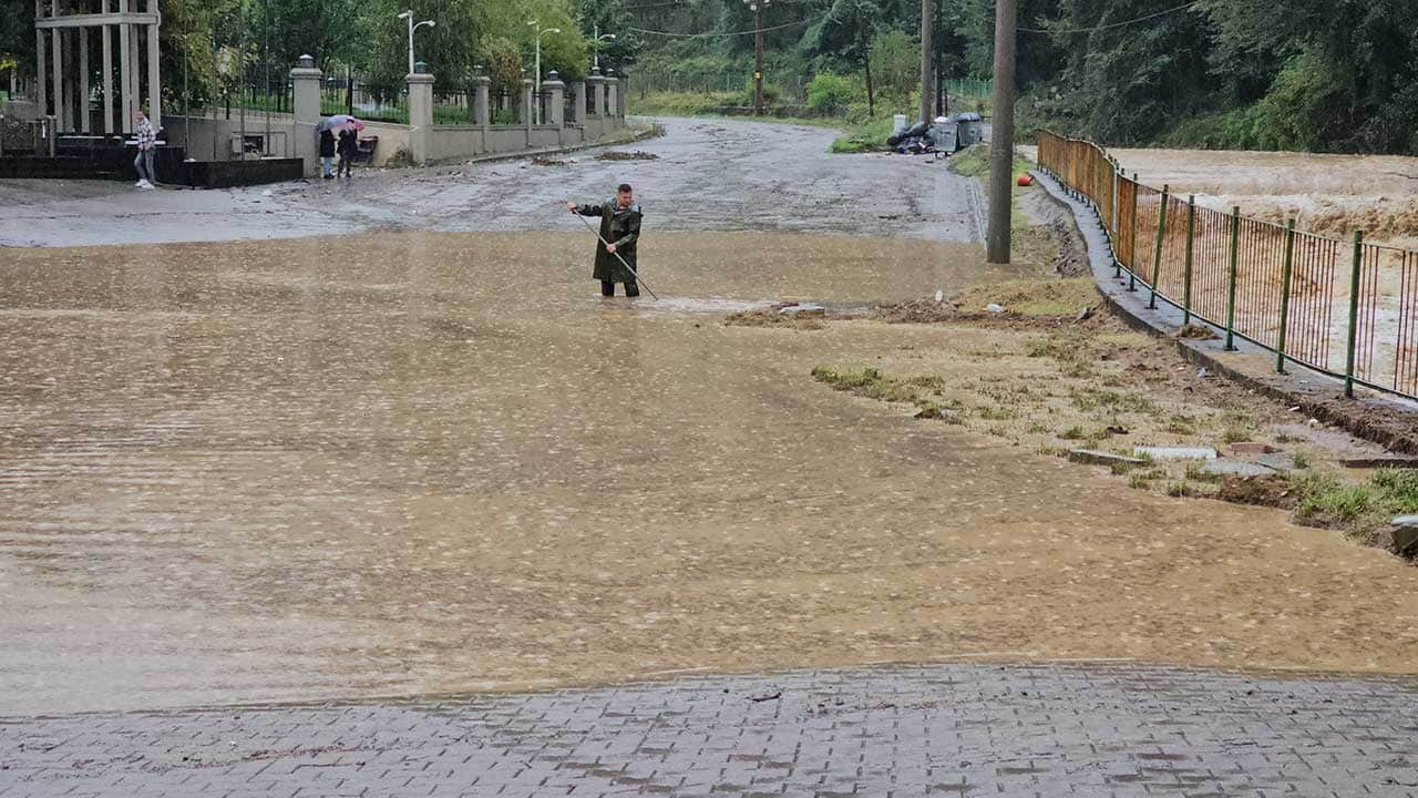 Zonguldak'ta etkili olan sağanak su baskınlarına neden oldu! Dere taştı, sanayi sitesi çamur ve molozla kaplandı!