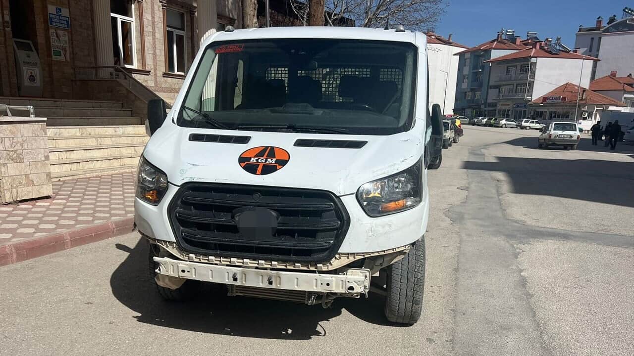 Direksiyonda kalp krizi geçirip 2 araca çarpıp PTT şubesine dalan kamyonet sürücüsü kurtarılamadı
