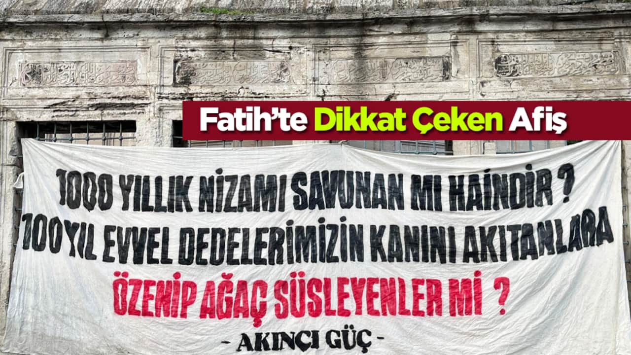 Fatih’te Dikkat Çeken Afiş: "1000 yıllık nizamı savunan mı haindir, 100 yıl evvel dedelerimizin kanını akıtanlara özenip ağaç süsleyenler mi?"