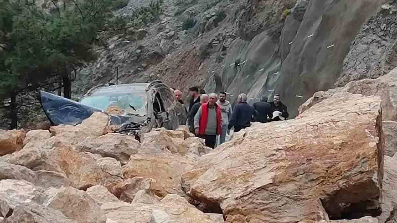 Heyelan yolu kapattı: Araçta 1 kişi yaralandı
