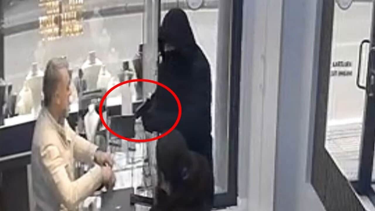 Kuyumcunun azarı yetti! Soygunu bırakıp kaçtı