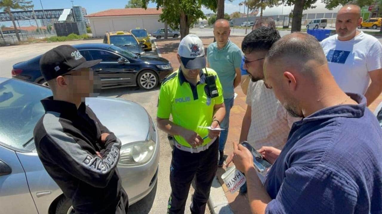 Müşteri kılığına giren taksici Korsan taksiciyi avladı