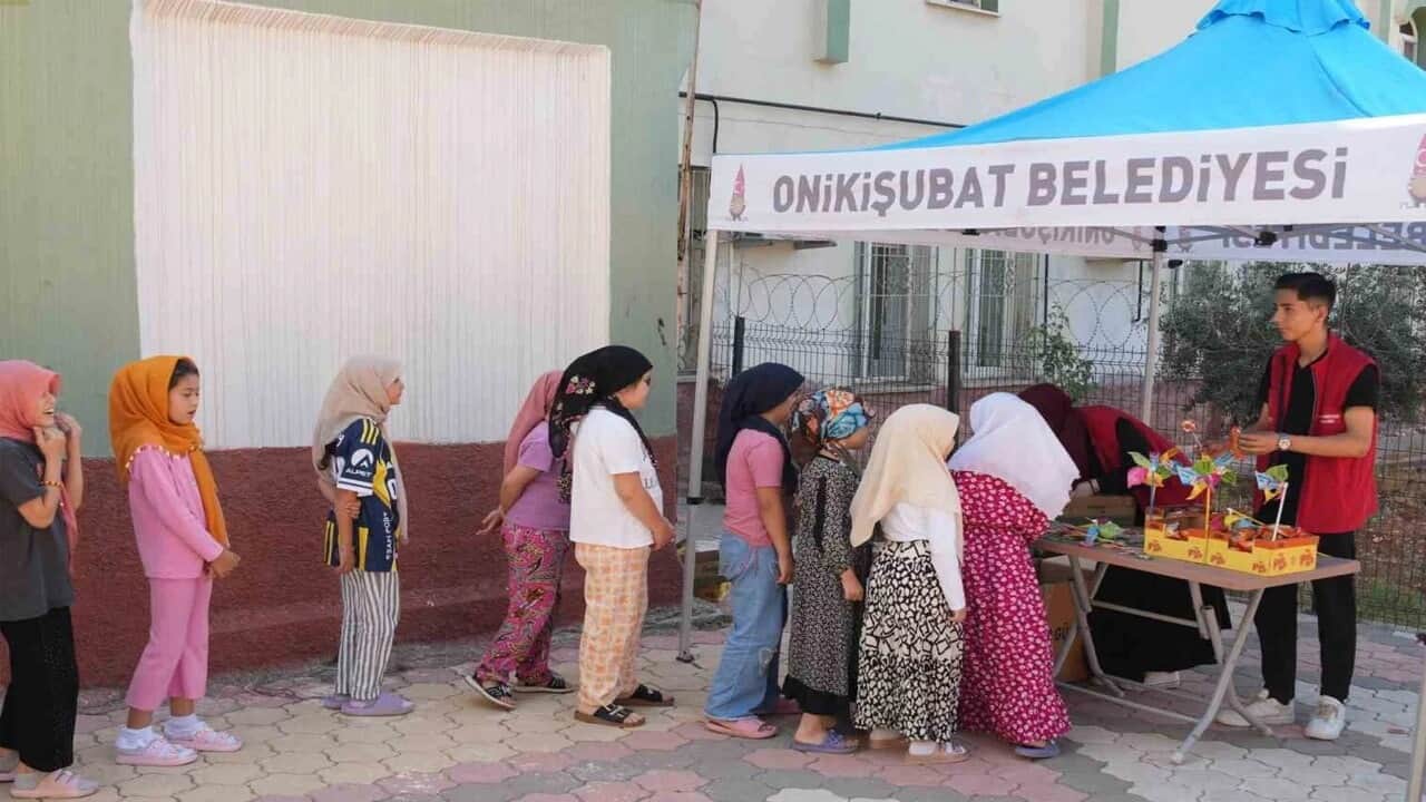Onikişubat Belediyesi’nden anlamlı destek 'Camiler çiçek açtı' yüzler gülücük saçtı
