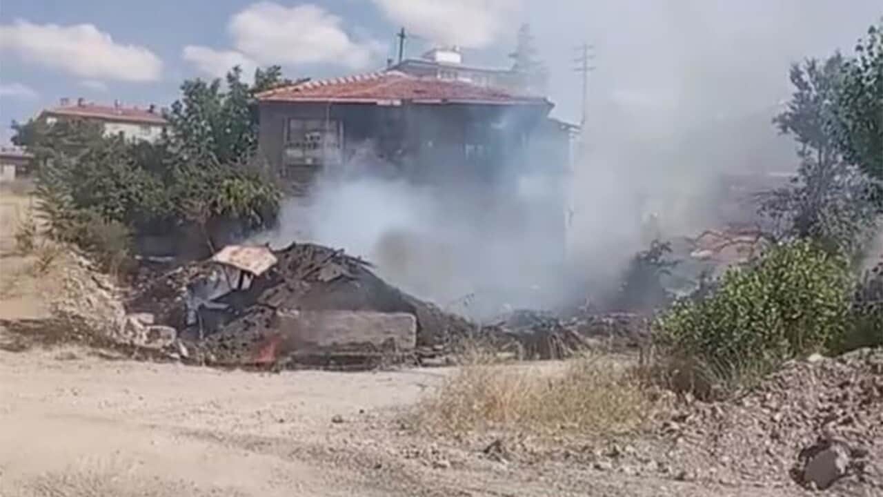Otları temizlemek için yaktığı ateşle evini yaktı