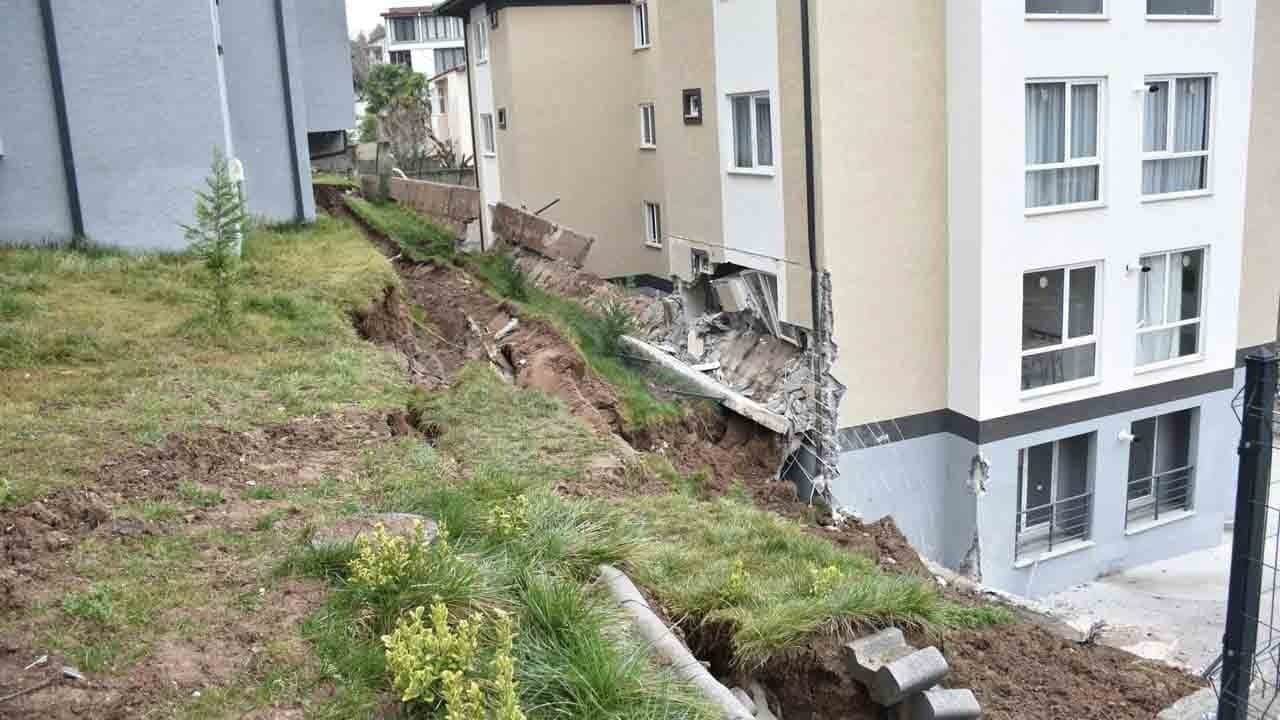 Sakarya’da istinat duvarı çöktü: Binalar tahliye edildi