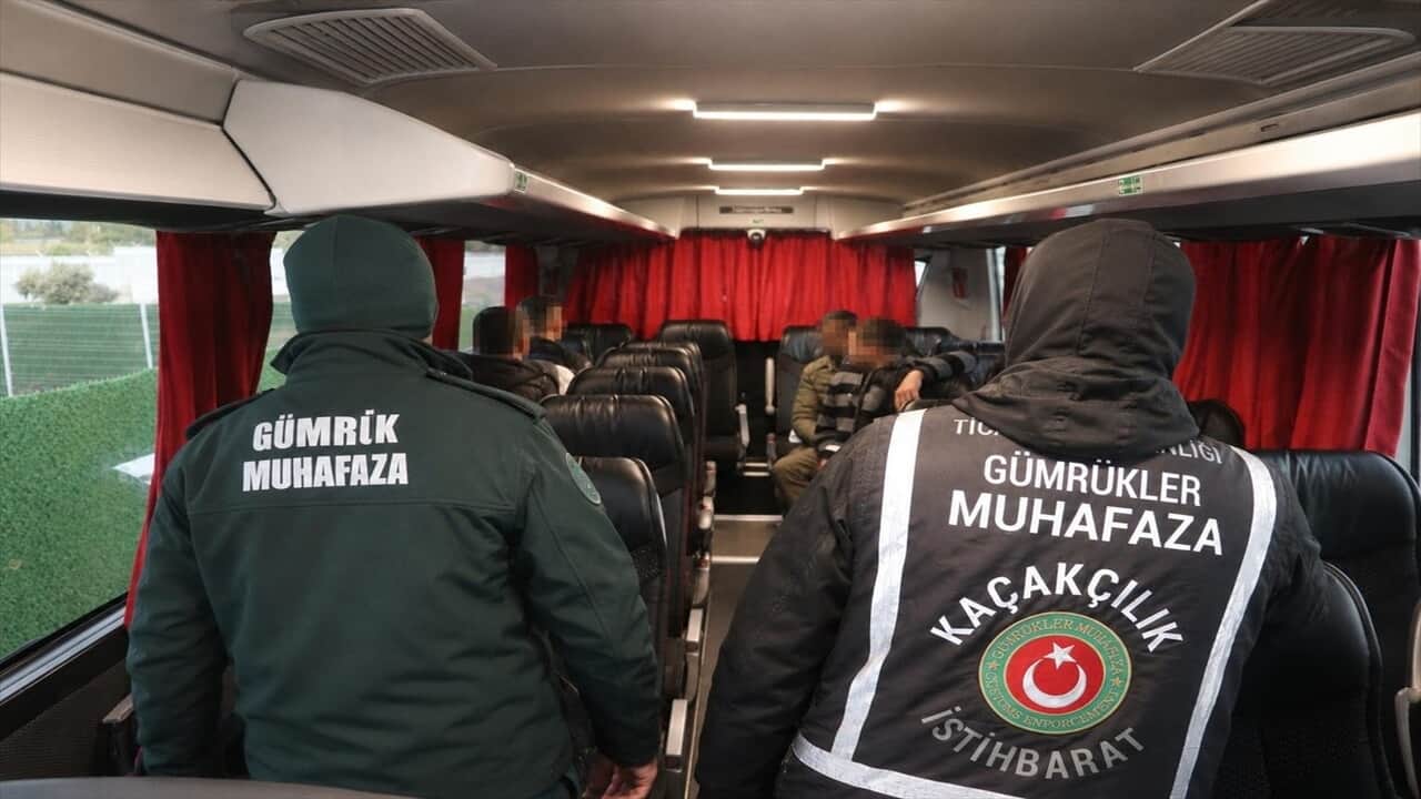 Şaşkın göçmenler 'Türkiye' kaçmak isterken yakalandı!