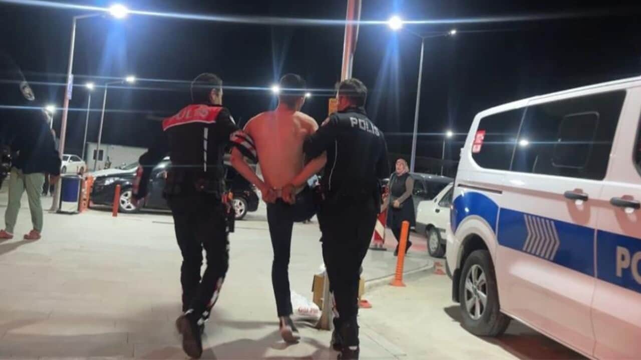Tartıştığı arkadaşını bıçakladı polise direndi gazetecilere saldırdı