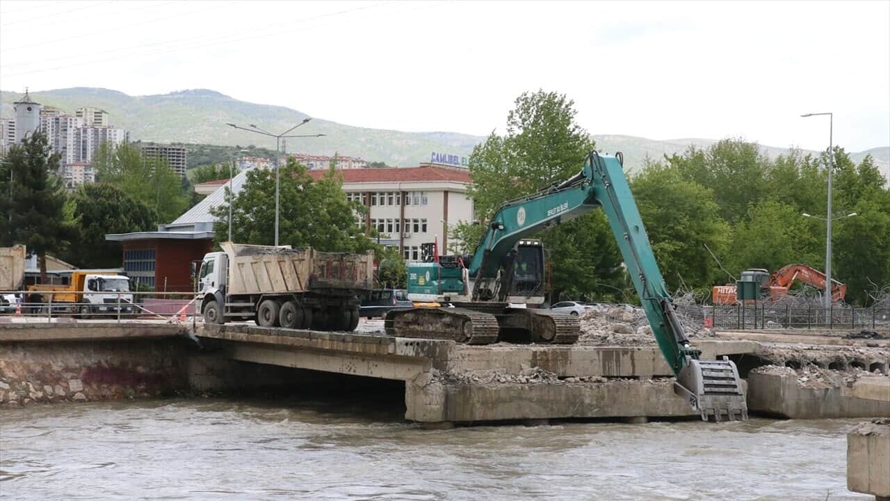 Tokat'ta taşkın riskine karşı köprü yıkımı sürüyor