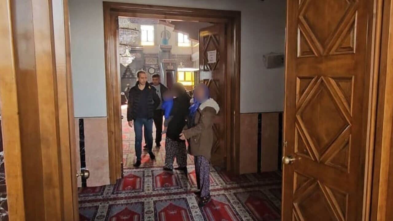 Zabıtayı görünce cuma namazına duran kadın dilenciler yakalandı