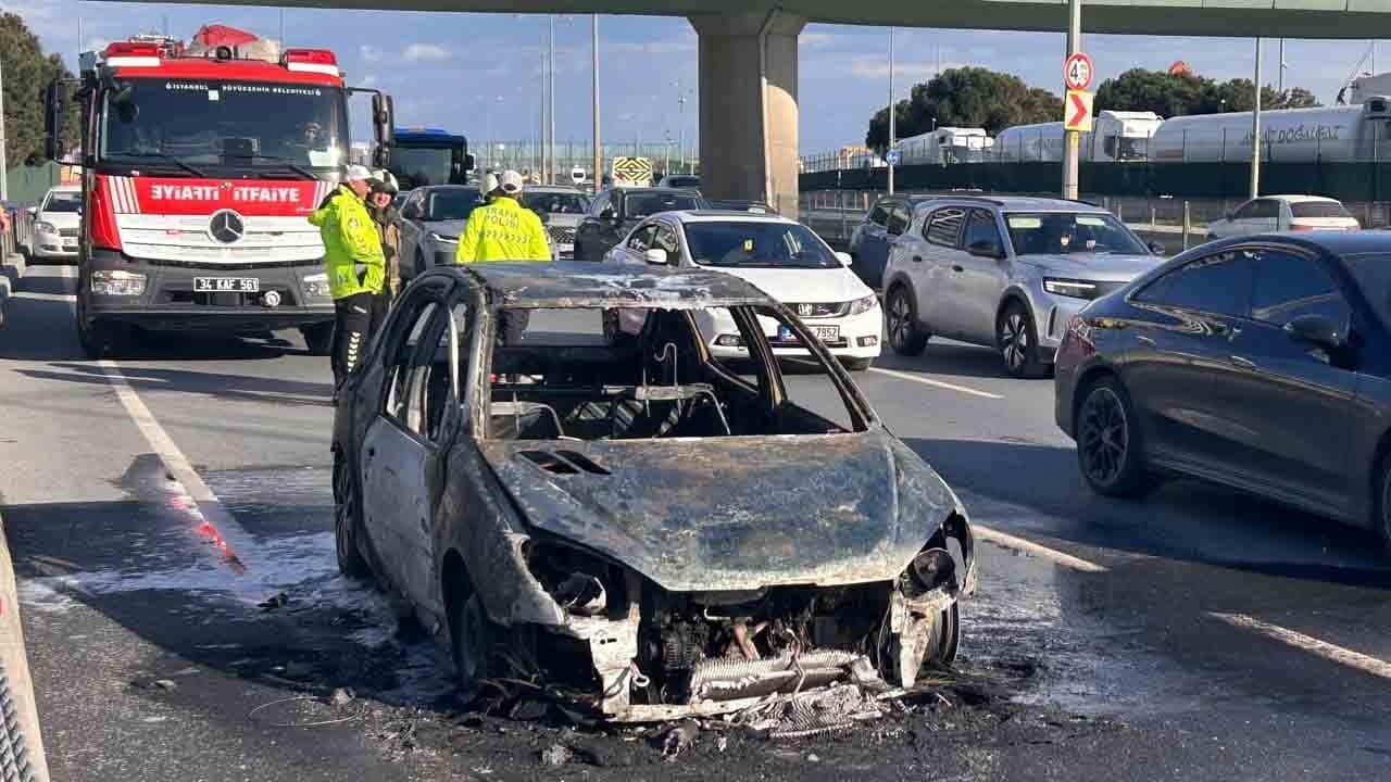 Zeytinburnu’nda araç yangını: Otomobil alev alev yandı