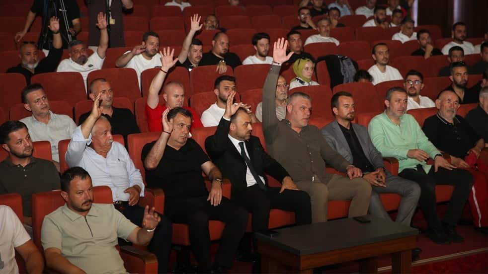 1 ay önce "güvenlik" gerekçesiyle ertelenmişti! Sakaryaspor’da başkanlık seçimi yapıldı