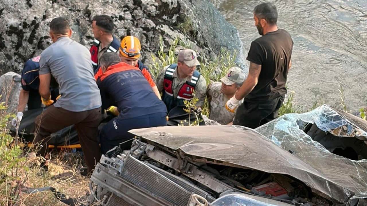 1 kişi hayatını kaybetti! Kontrolden çıkan araç dereye uçtu!