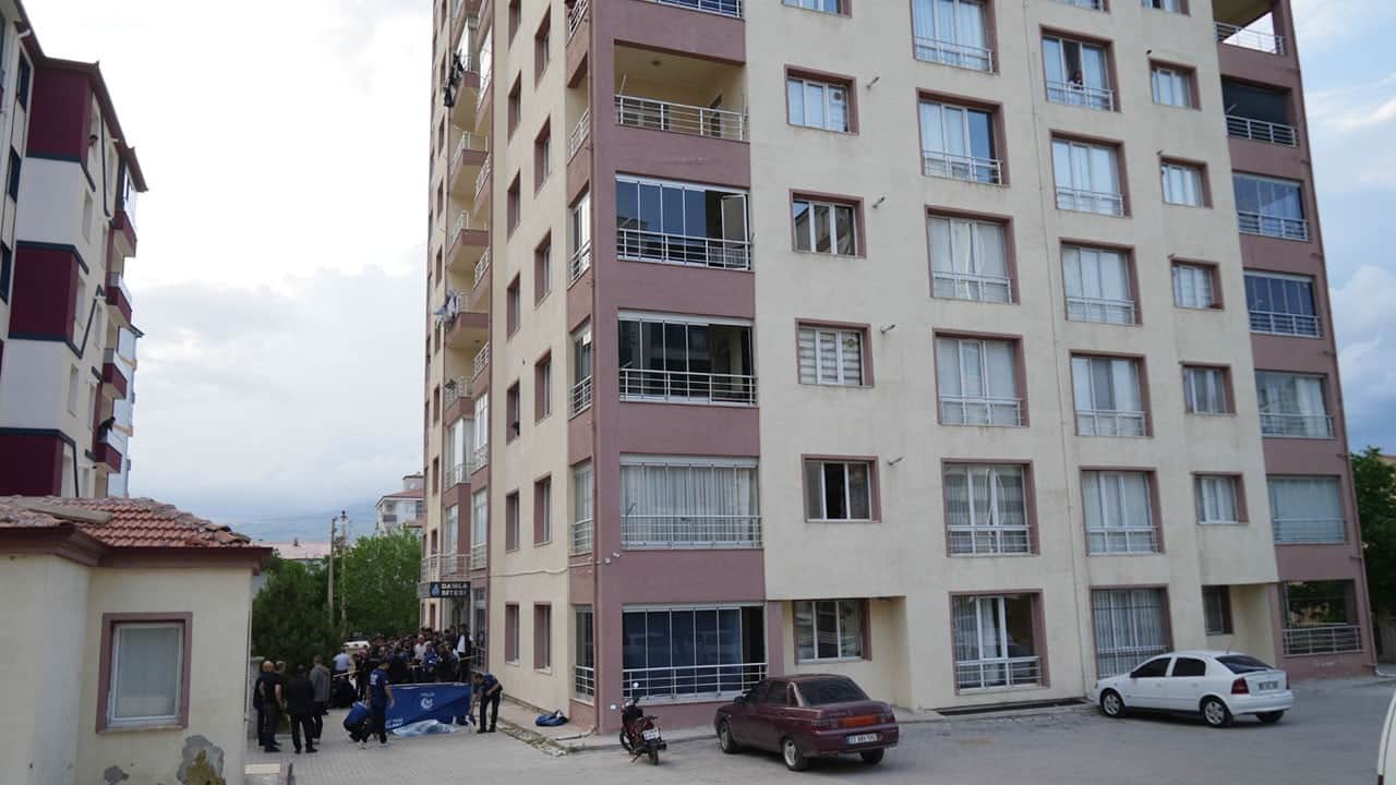 10. kattan zemine çakılan genç hayatını kaybetti