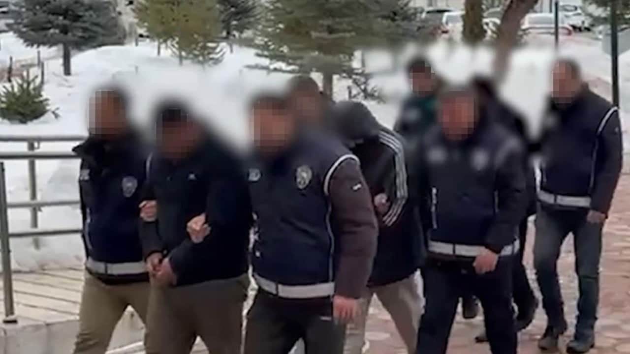 111 kaçak göçmen yakalandı, 19 insan kaçakçısı enselendi