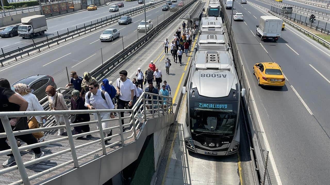 15 Temmuz'da metrobüs güzergâhı değişiyor! 6 istasyon da geçici olarak kapatılacak