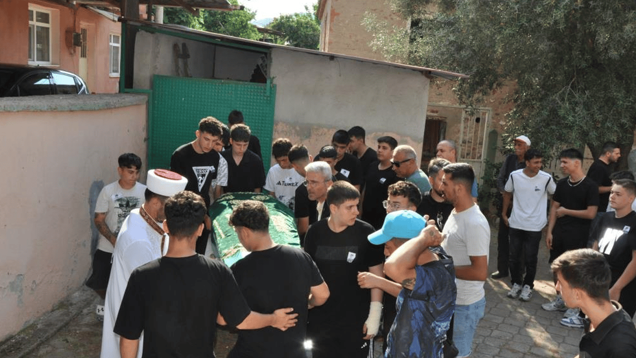 15 yaşında sokak ortasında öldürülen Erdem'in hikayesi yürek yakıyor!