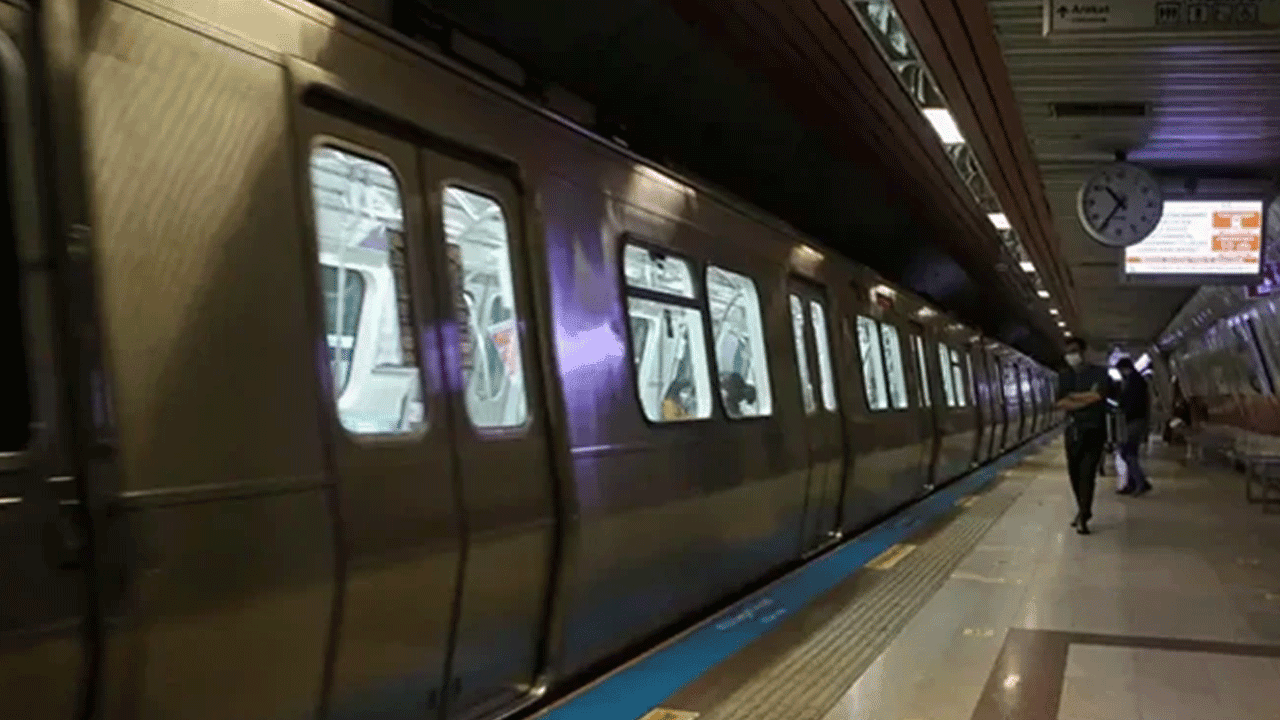 17 yaşındaki kız kendisini metronun önüne attı!