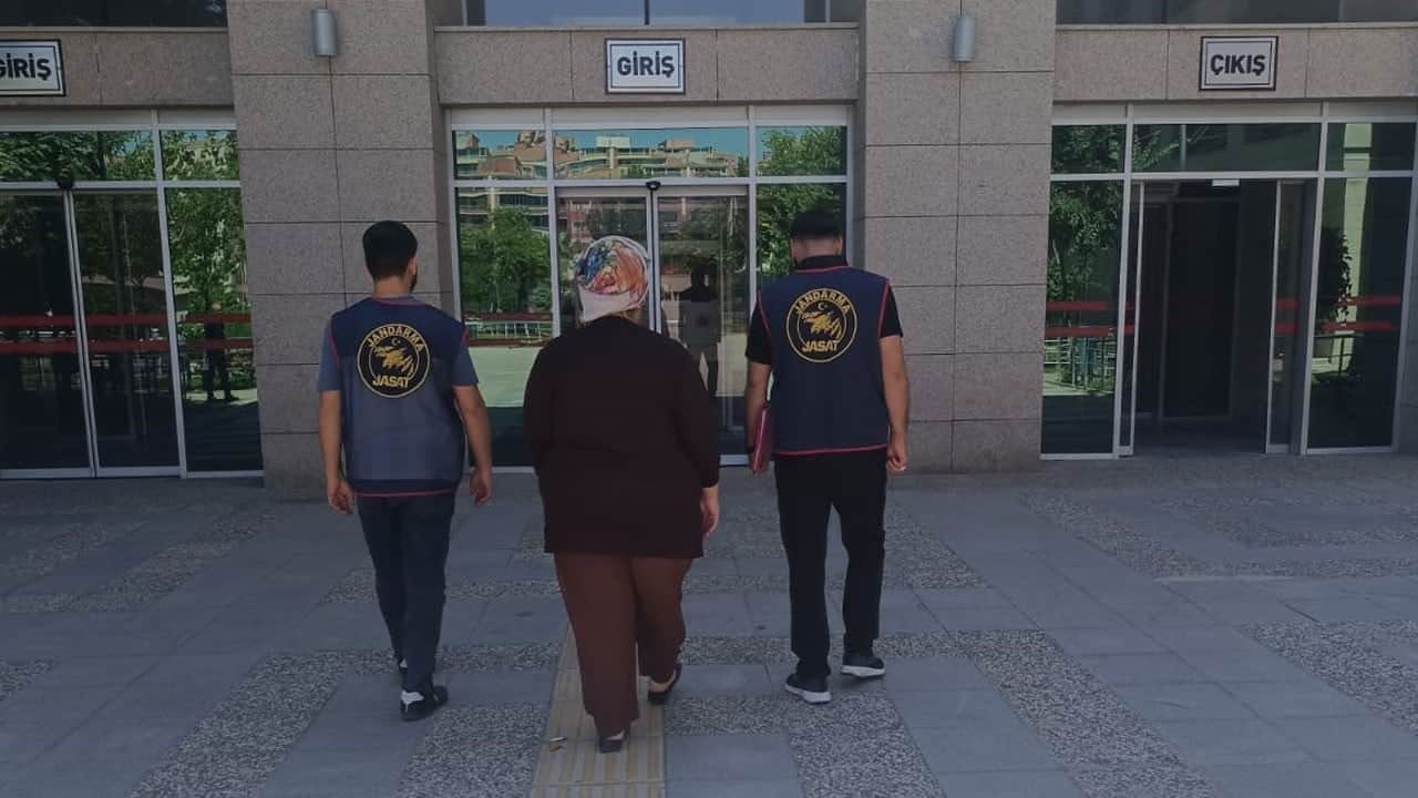 17 yıl 6 ay hapis cezasıyla aranıyordu! "Baron abla" jandarmadan kaçamadı