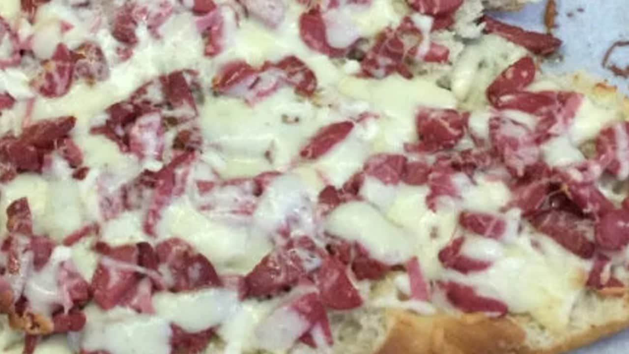 Bayat pideyle pizza tarifi: 1 su bardağı sıcak su ile yapılan ev yapımı pizza