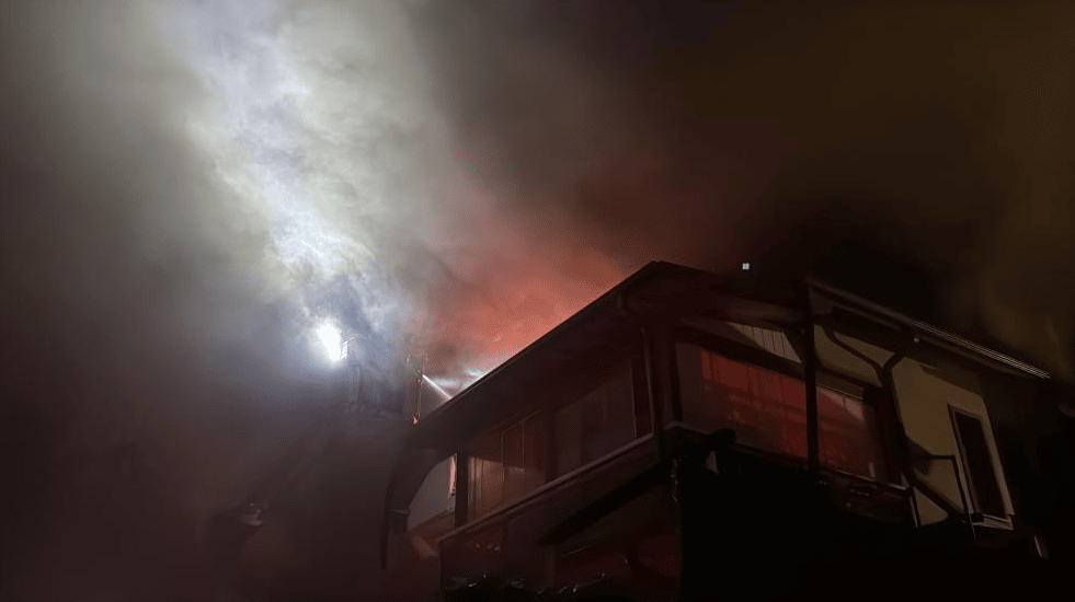  2 katlı villanın çatısı alev alev yandı