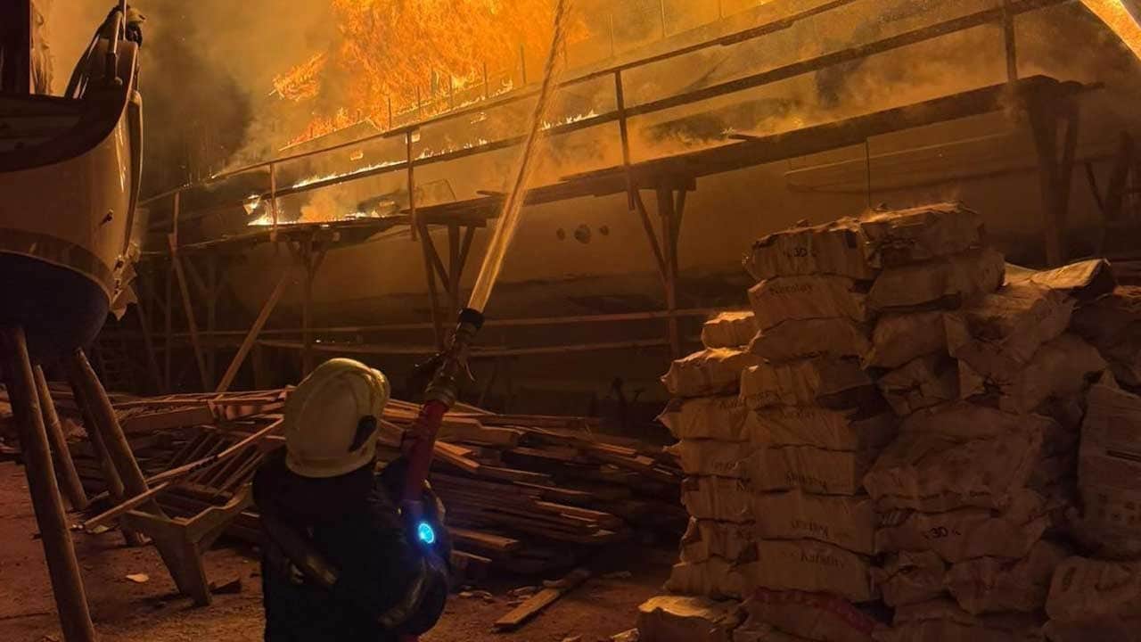 20 metrelik gulet teknesi alevlere teslim oldu