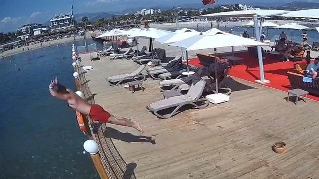 3 çocuk babasının tatildeki şovu sonu oldu Yarım metrelik suya balıklama atladı