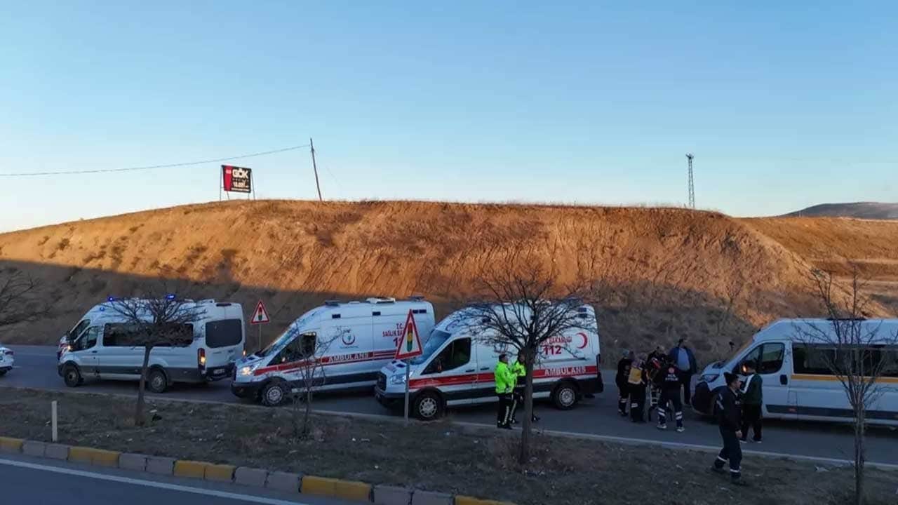 3 servis minibüsü çarpıştı! Çok sayıda yaralı var