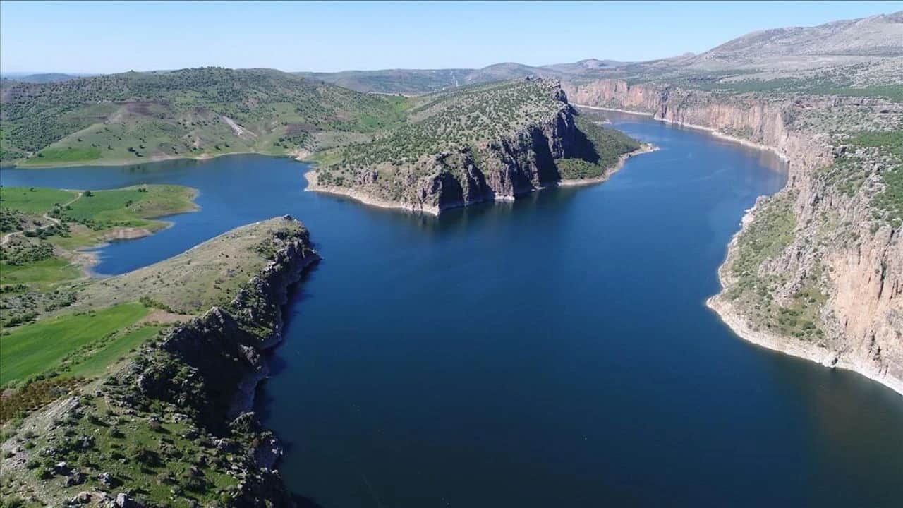 30 yıl sonra ilk kez... Fırat Nehri doldu taşıyor!