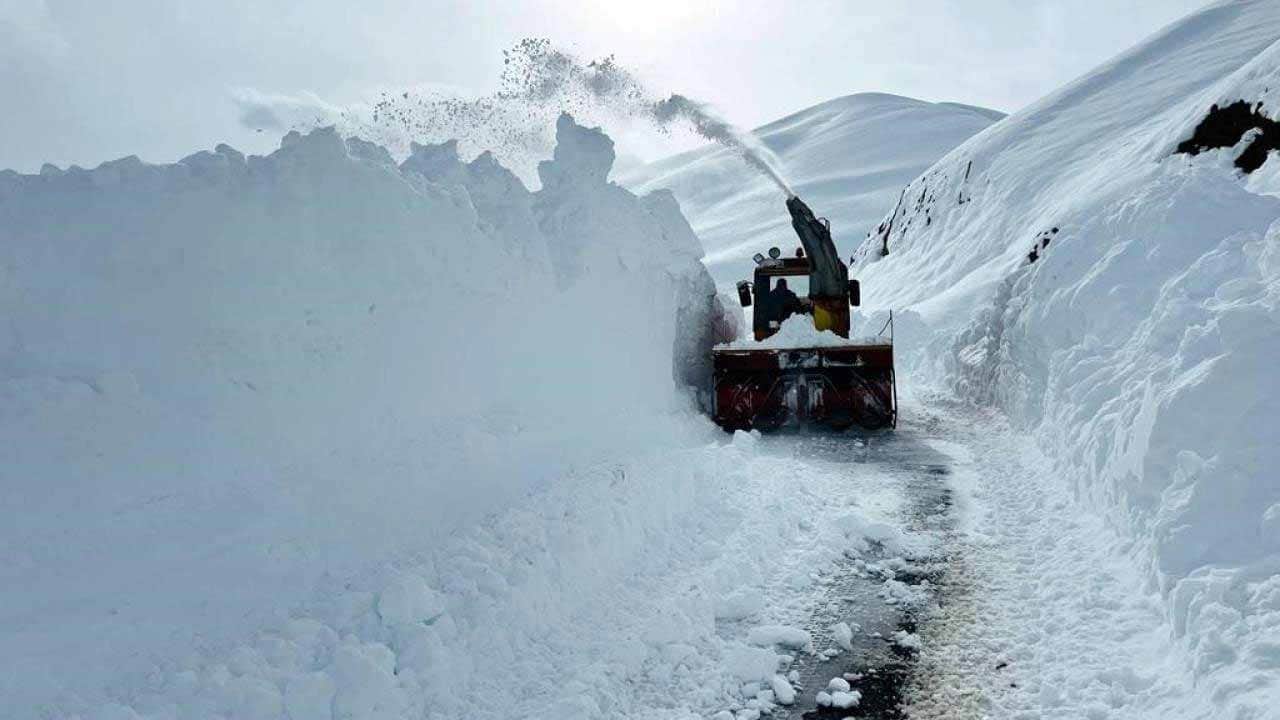 343 yerleşim yeriyle bağlar koptu: Kar ve tipi ulaşımı vurdu