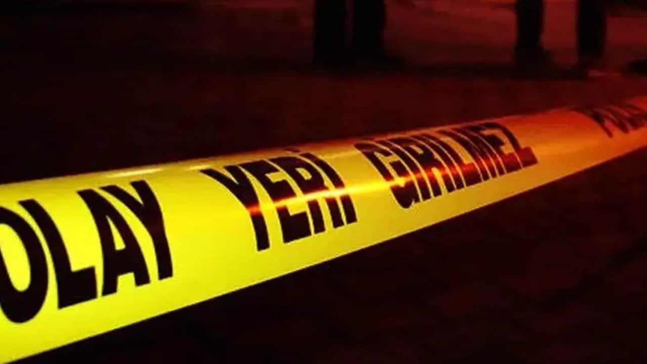 6 metreden düştü, merdiveni tutan kişinin üzerine çakıldı