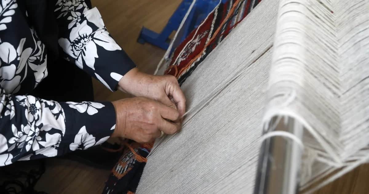 8 yaşında annesinden öğrendi, 61'inde Döşemealtı halıcılığını geleceğe taşıyor