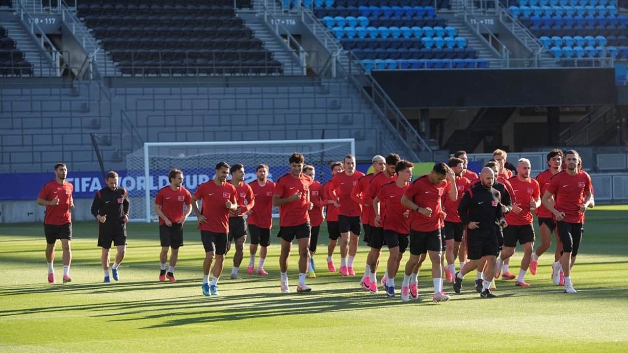 A Milli Futbol Takımı, ilk antrenmanını yaptı