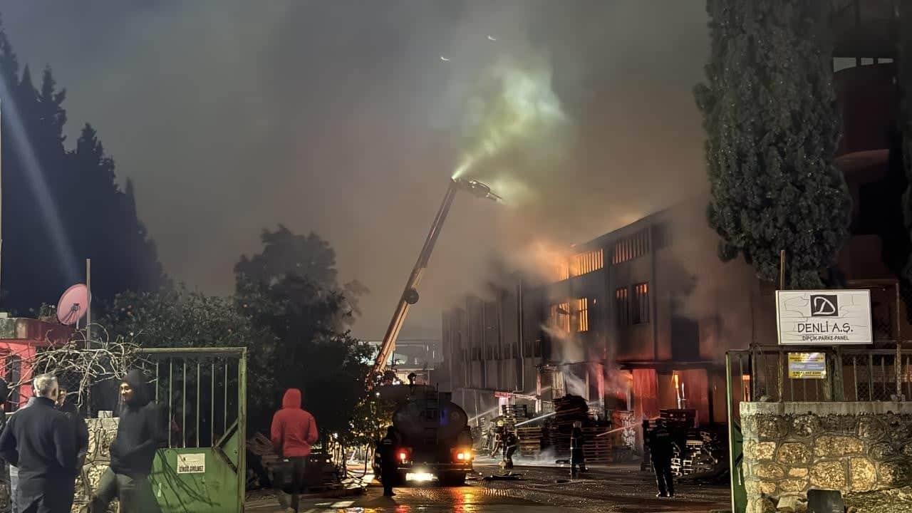 Adana'da dev fabrika yangını: TOMA'lar devreye girdi!