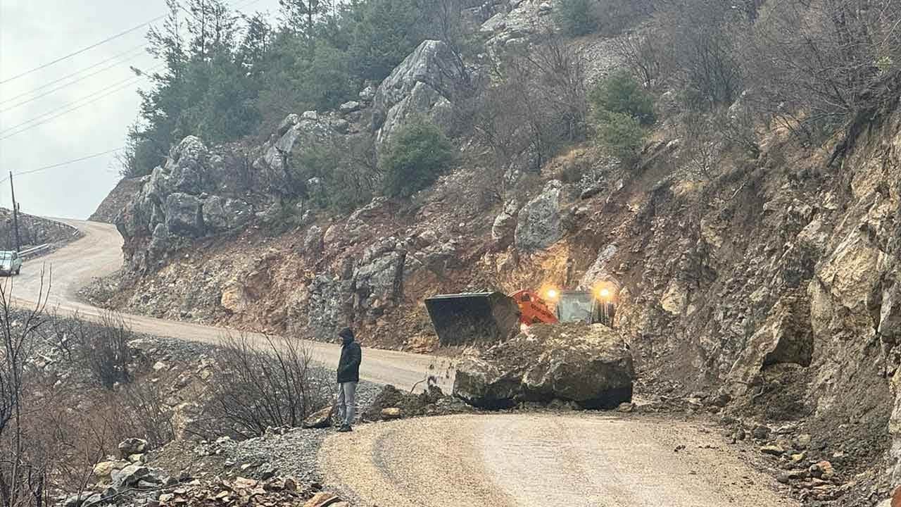 Adana'da dev kaya yolu kapattı! Feke-Tapan hattında korkutan heyelan