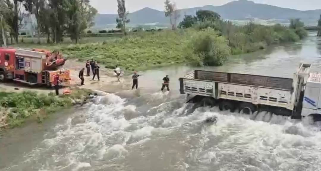 Adana'da Karaçay Nehri geçit vermedi! Kamyonda mahsur kalan 2 kişi için itfaiye seferber oldu!