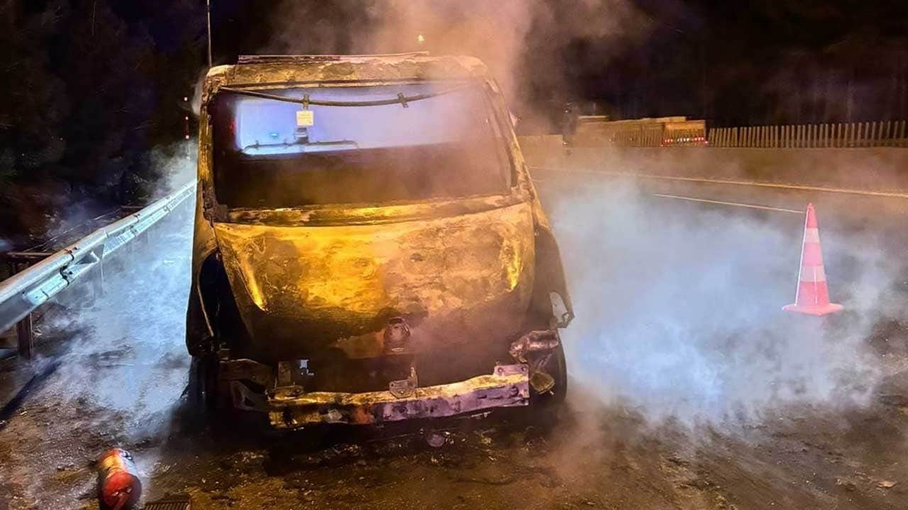 Adana'da seyir halindeki çekici yandı