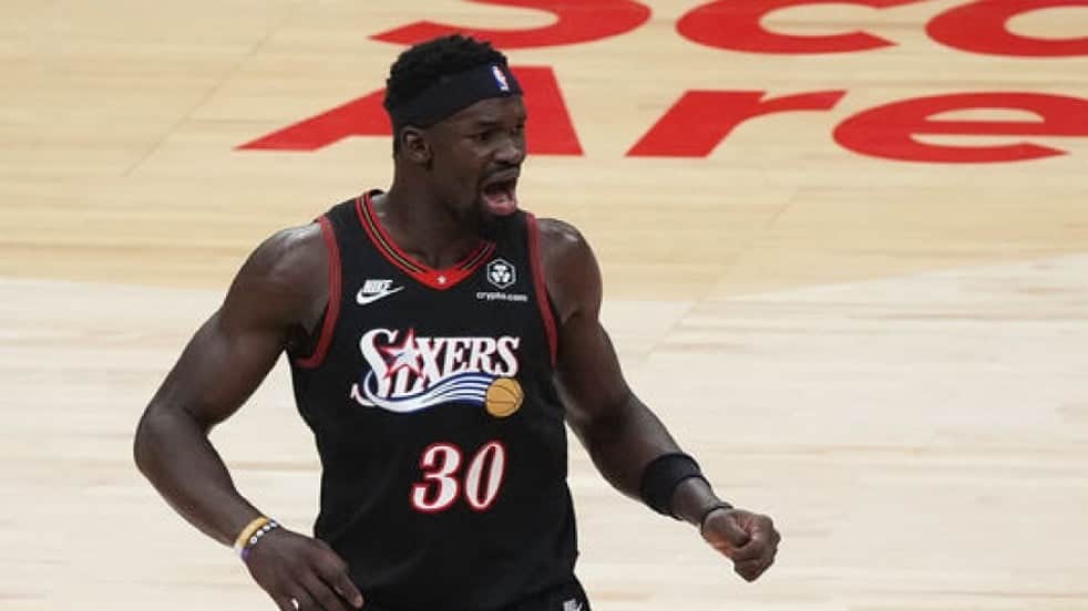 Adem Bonalı Philadelphia, Sacramento Kings'i devirdi