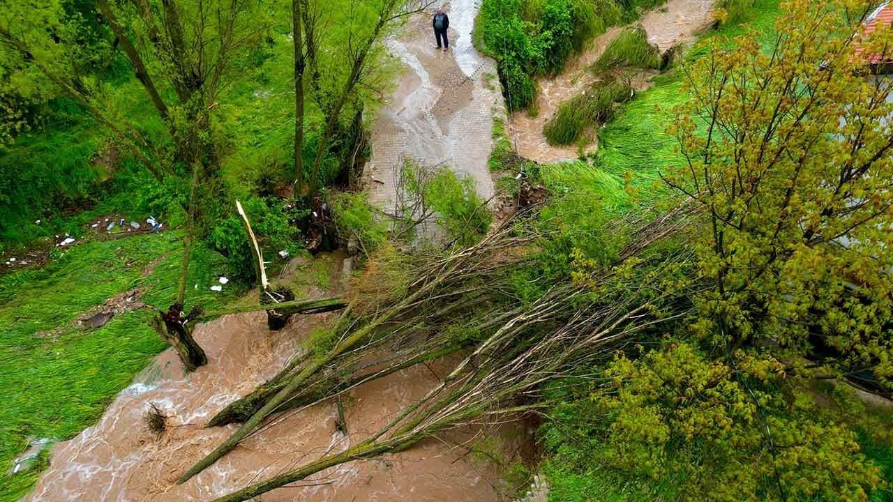 Afyonkarahisar'da aniden bastıran sağanak yağış iki köyü yuttu! Azgın sel suları önüne ne kattıysa yıktı geçti!