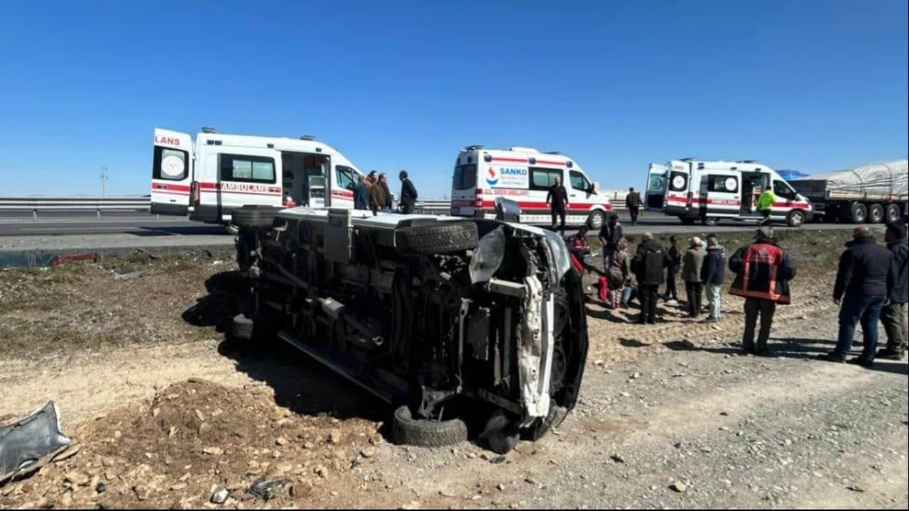 Afyonkarahisar'da tır ile minibüs çarpıştı: 11 yaralı