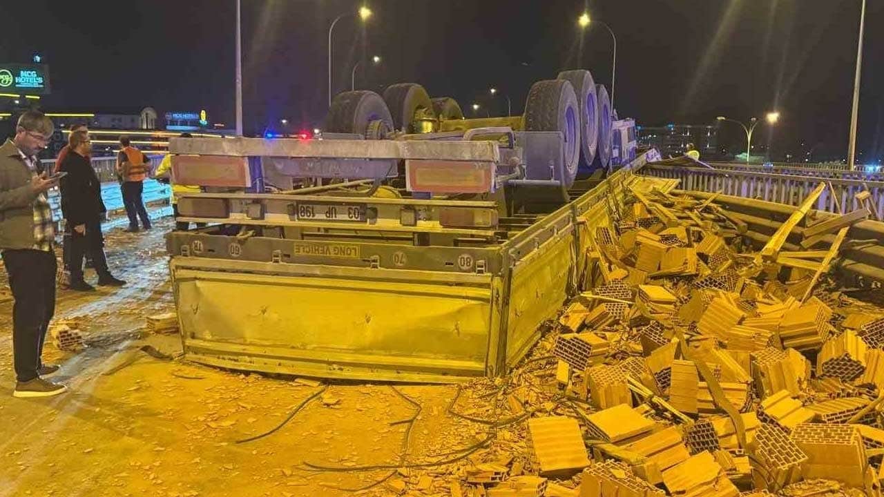 Afyonkarahisar’da tır kazası: 1 ölü, 7 yaralı