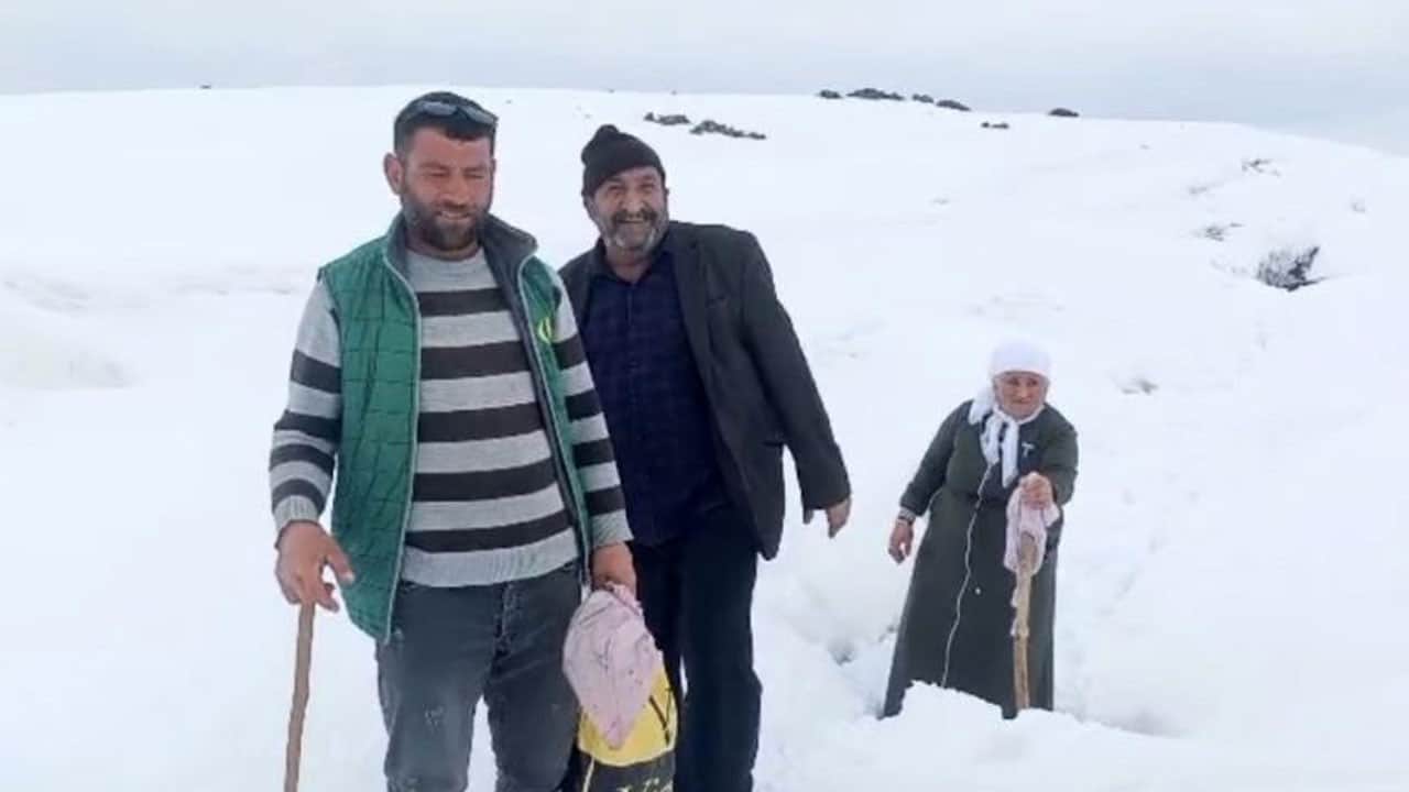 Ağrı’da Nisan karı hayatı felç etti
