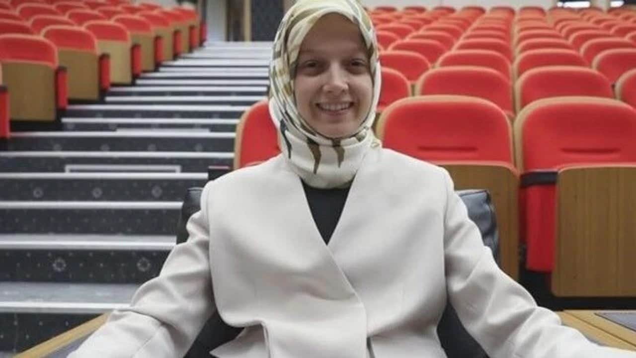 AK Parti'den DEM Parti'ye sert ibadet cevabı! Zehranur Aydemir'den tarihi kapak