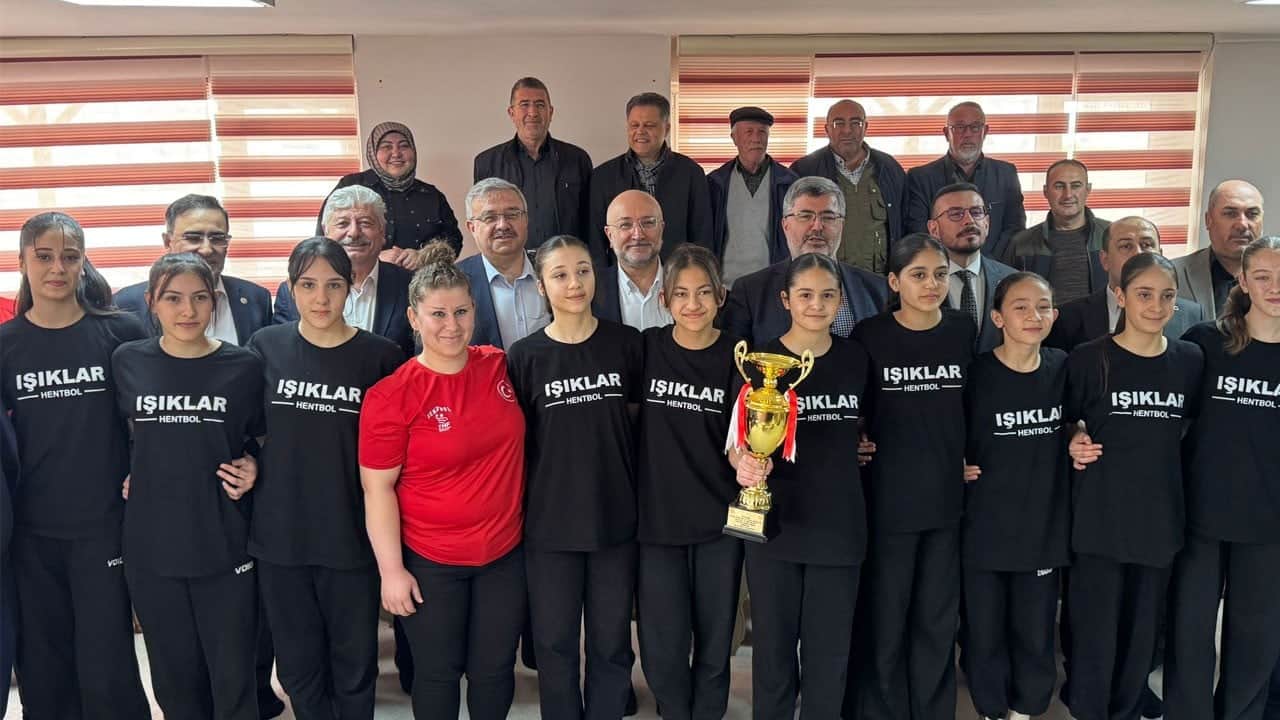 AK Parti’den şampiyon sporculara altın ödül