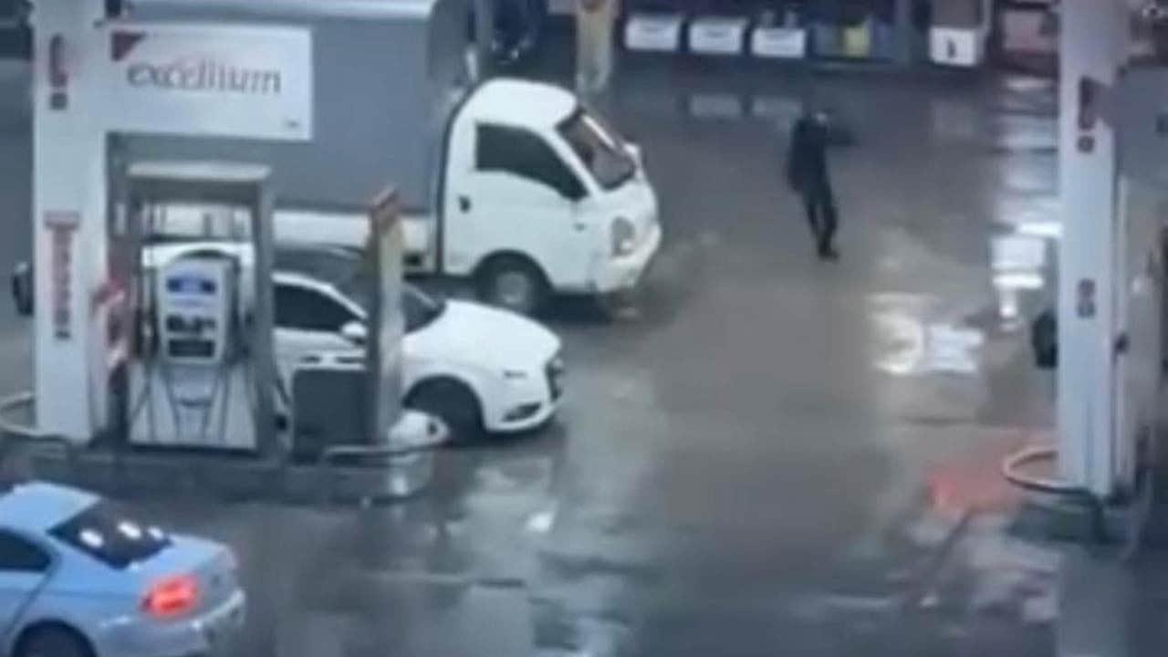 Akaryakıt istasyonunda silahlar konuştu!