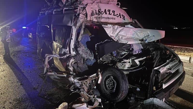 Aksaray’da tarım işçilerini taşıyan servis minibüsünün tıra arkadan çarpma sonucu meydana gelen trafik kazasında 13 kişi yaralandı.