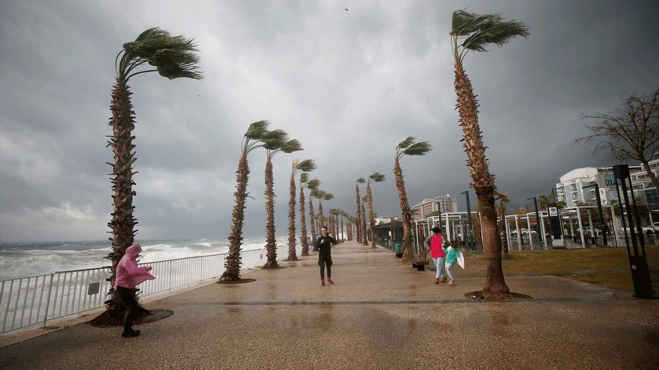 Alanya'da doğa sürprizi! Güneşli gün yerini aniden dolu ve sağanağa bıraktı