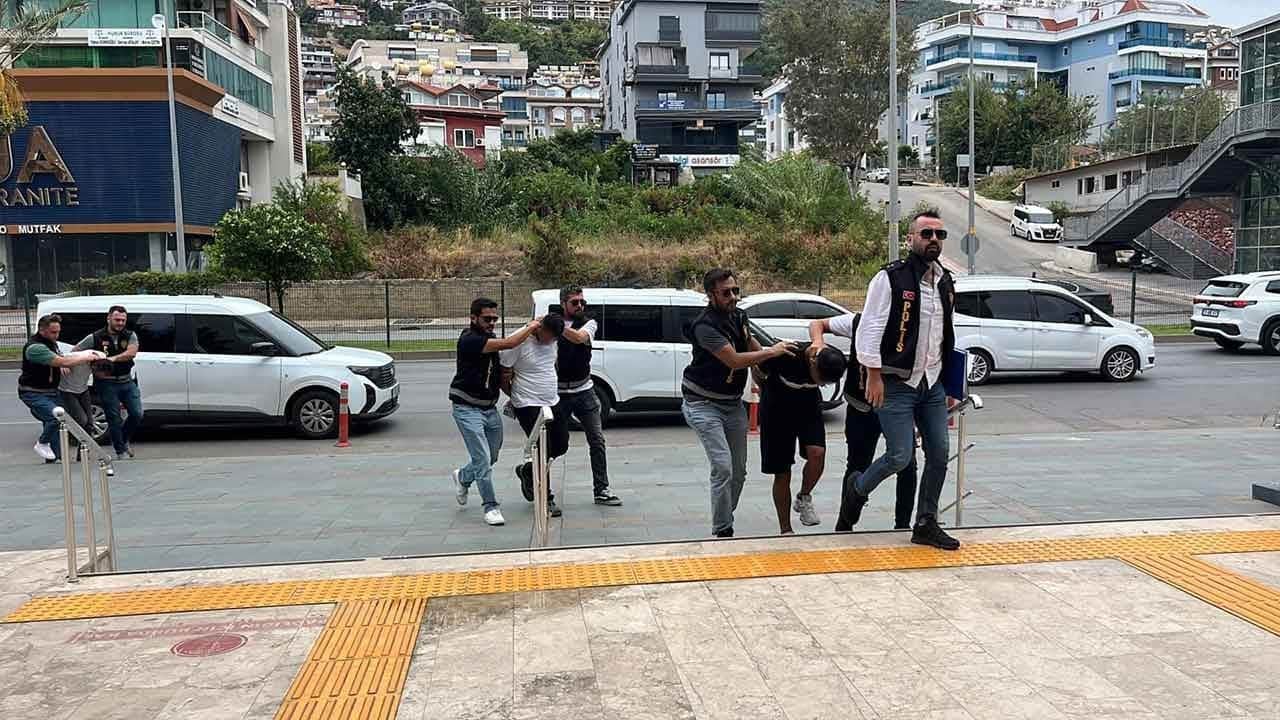 Alanya'da film sahnelerini aratmayan soygun! Maskeli ve silahlı gaspçı adalet engeline takıldı!